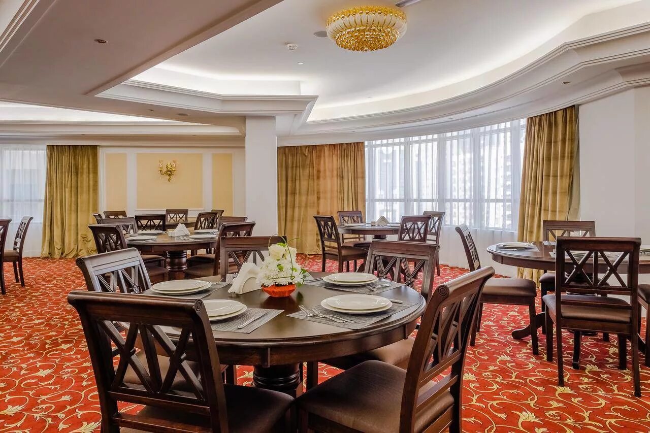 Кристалл Плаза Шарджа 4. Crystal Plaza al Majaz (ex. Tulip Inn al Khan) 4* Шарджа, 700 м до моря. Отель Crystal Plaza al Majaz Hotel 4. Tulip Inn al Khan 4 Шарджа. Crystal plaza majaz 4