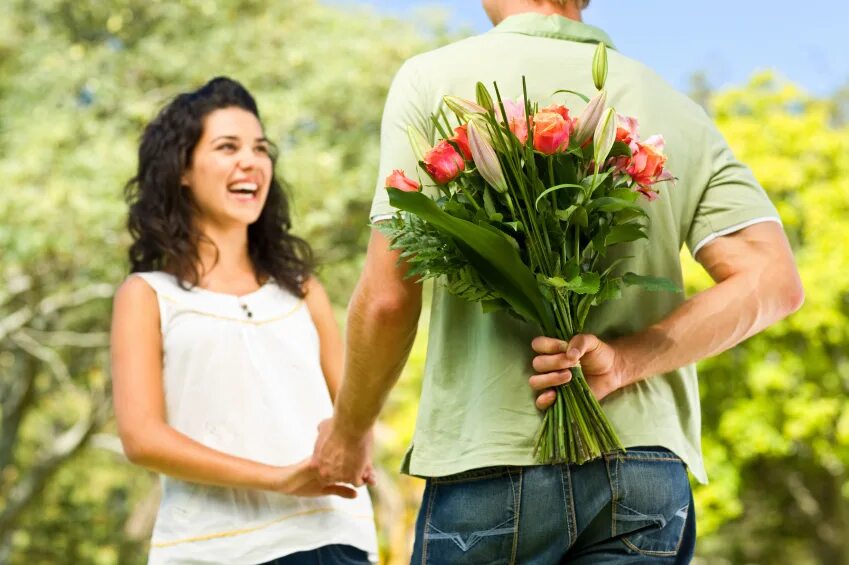 дарим подарки. мужчина дарит женщине дом. счастливые новоселы. мужчина дарит цветы женщине. хочу подарить жене квартиру.