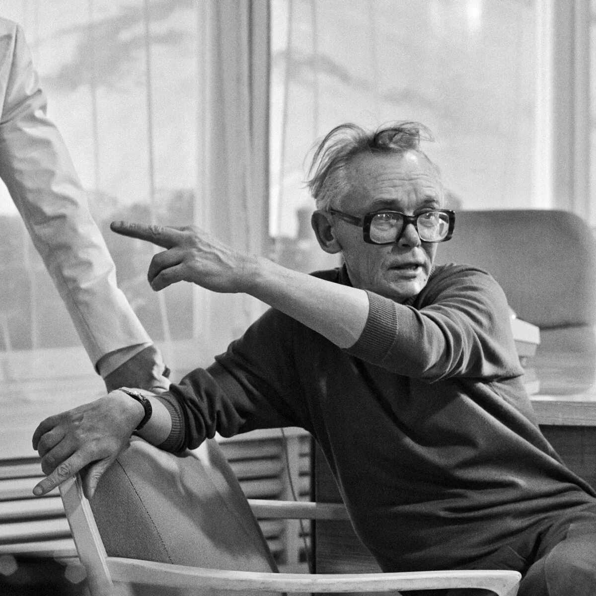 Советский режиссер андрей тарковский. Эльдар рязанов в фильме ирония судьбы. Леонид гайдай режиссер. Леонид гайдай режиссер. Григорий михайлович козинцев гамлет (1964).