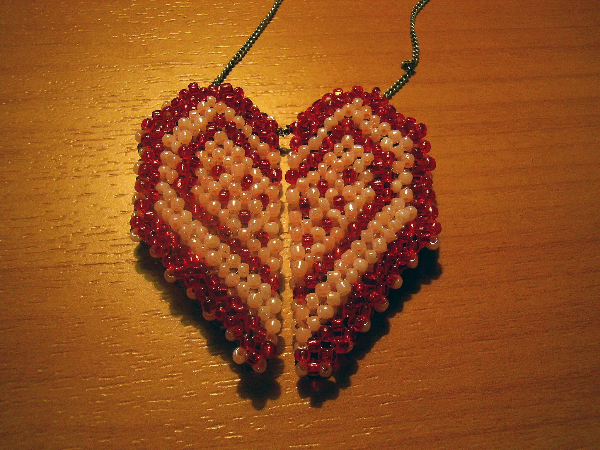 Сердечко из бисера объемное. Видео как сделать сердечко из бисера. Свема сердечка из бисера. Сердце из бисера и проволоки. Как сплести из бисера сердечко схема для начинающих.