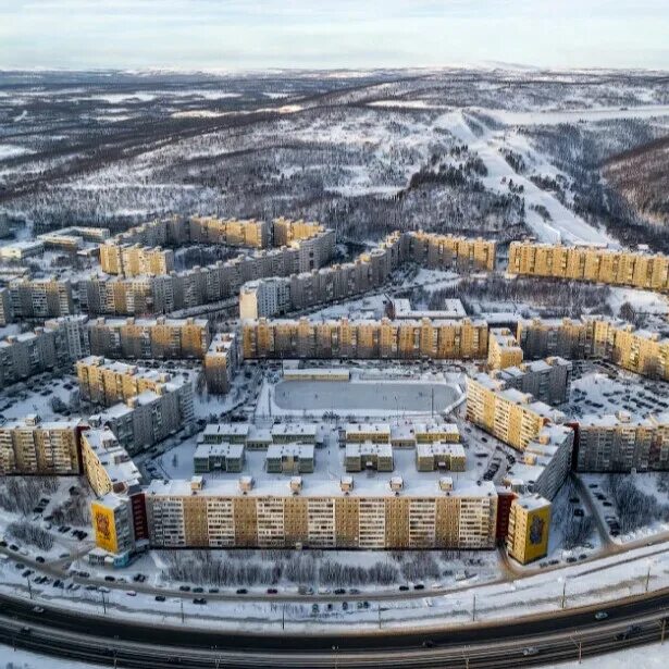Длинный дом в мурманске. 305 микрорайон мурманск. Самый длинный дом мурманск кольский. Улица великая великий новгород. 305 микрорайон мурманск.