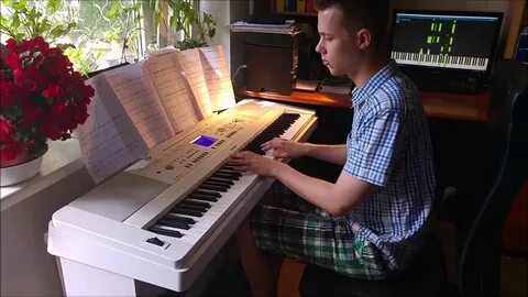 Tom play the piano