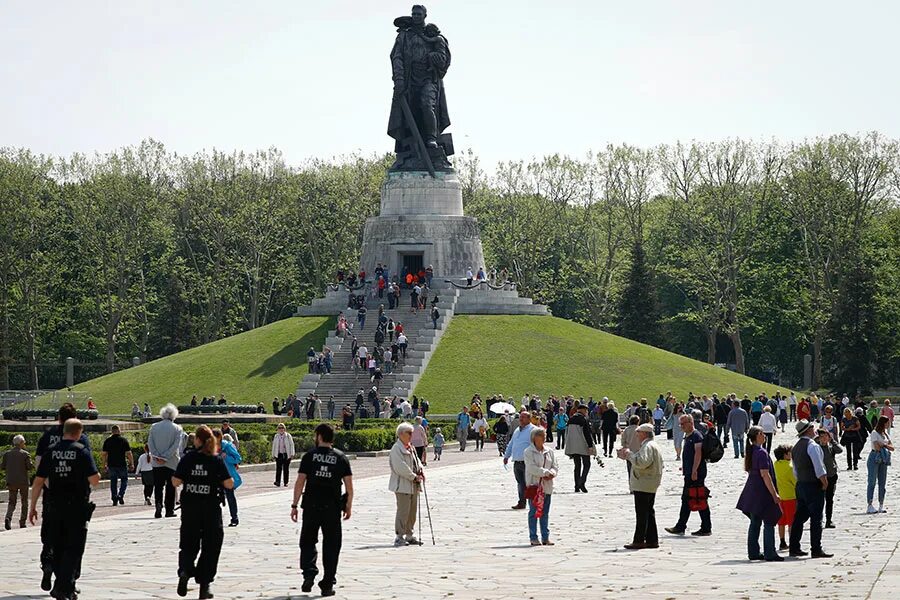 Фотография берлин 5 мая. Трептов парк в Берлине. Берлин Трептов парк воин. Берлин Трептов парк памятник воину освободителю. Трептов парк 9 мая.