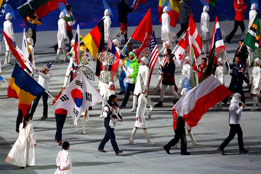 Игры будущего парад флагов. Олимпийский флаг Сочи 2014. Участники олимпиады 2014. Парад с флагами. Спортсмен с флагом.