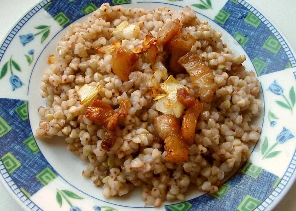 Гречка с фаршем и овощами. Гречка с салом. Гречка с салом. Гречка по-купечески с фаршем. Гречка с салом.