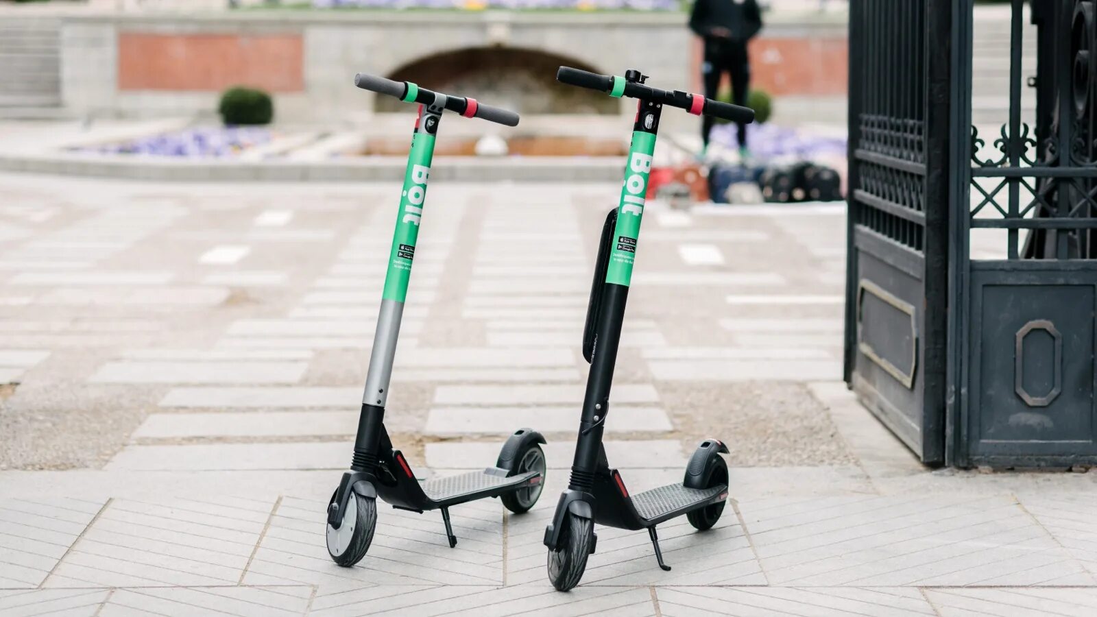 Модель самоката bolt. Самокат для взрослых. Прогулка на самокате. Летающий электросамокат. Девушка на самокате.