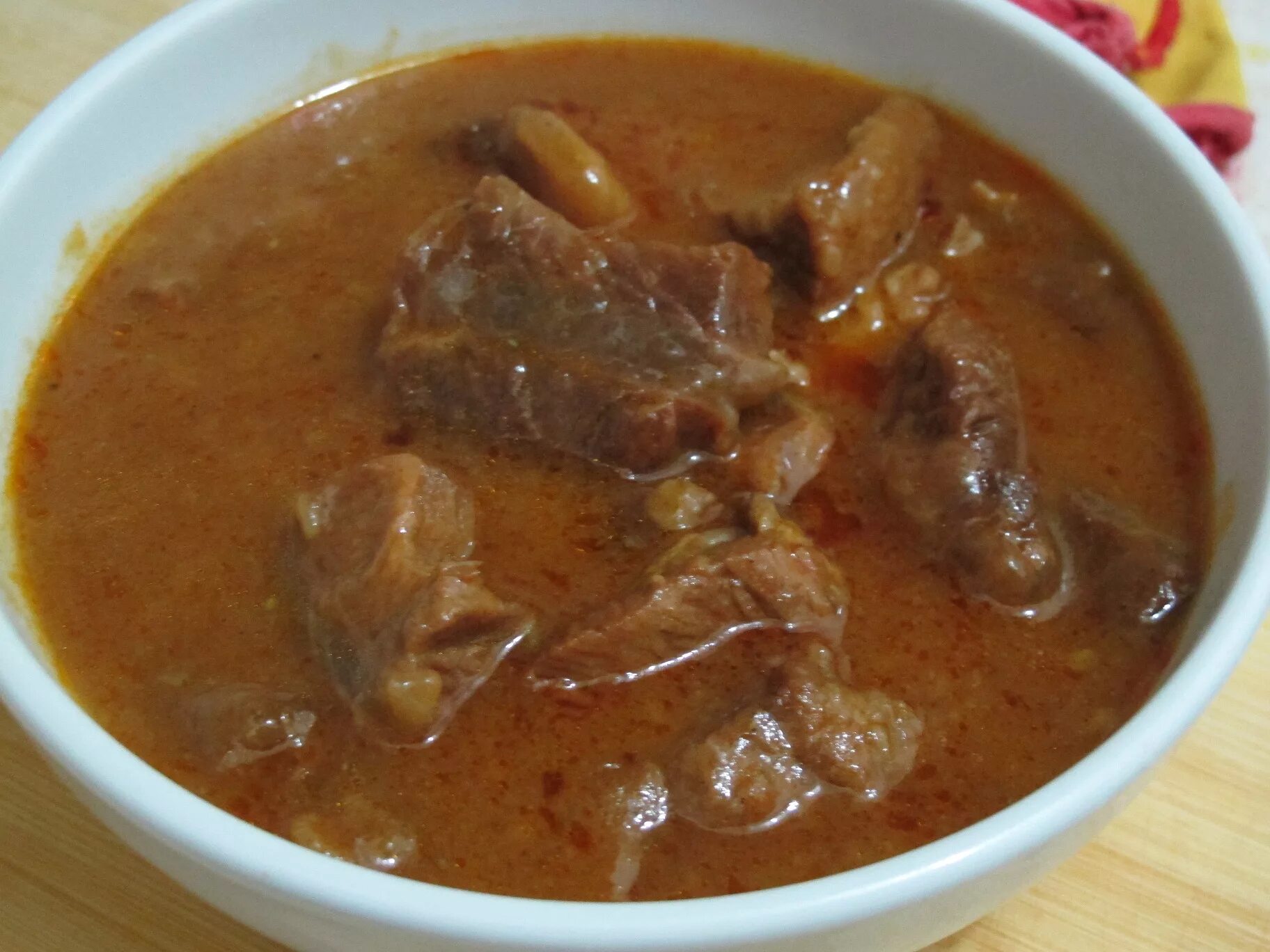 Подлива из говядины с мукой. Гуляш из говядины с подливкой из говядины. гуляш из говядины с подливкой. мисо под. подлива из говядины.