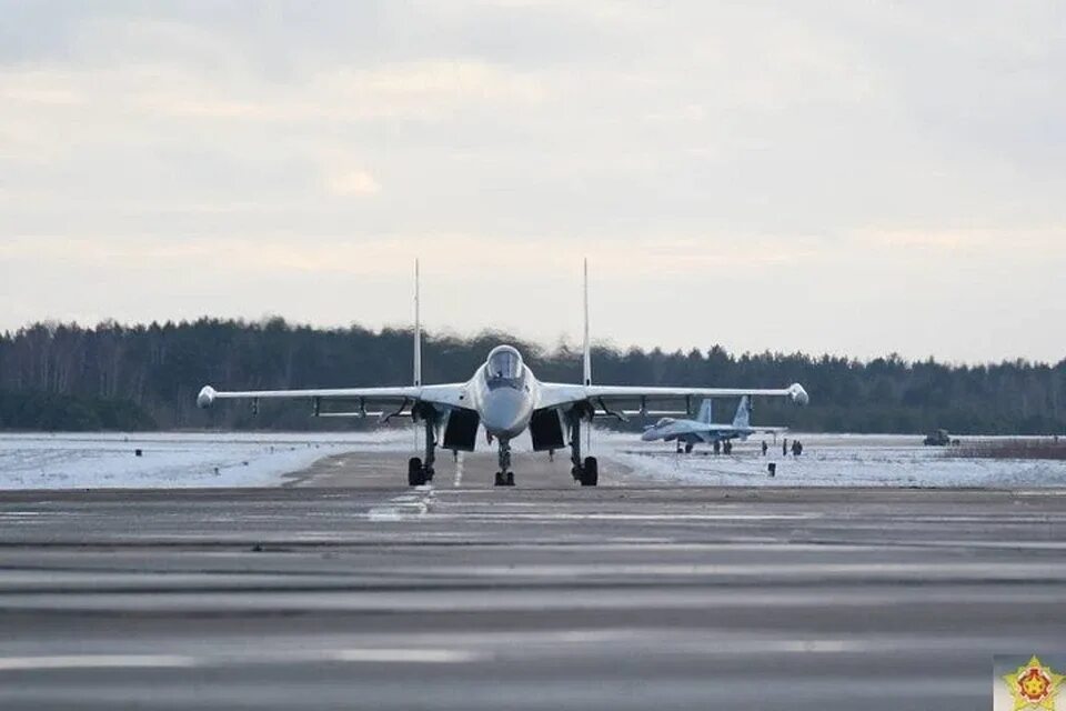 Летчики су 34. Регулировщик в аэропорту. На аэродроме встречали. Встречают военных. Картинка летчики отмечают свой праздник.