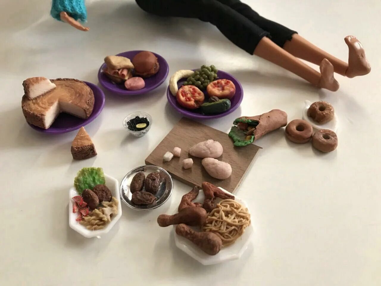 Еда для кукол барби из пластилина. Еда для барби из пластилина. фестиваль еды для барби из глины. как лепить из пластилина еду. еда для куколки директор.