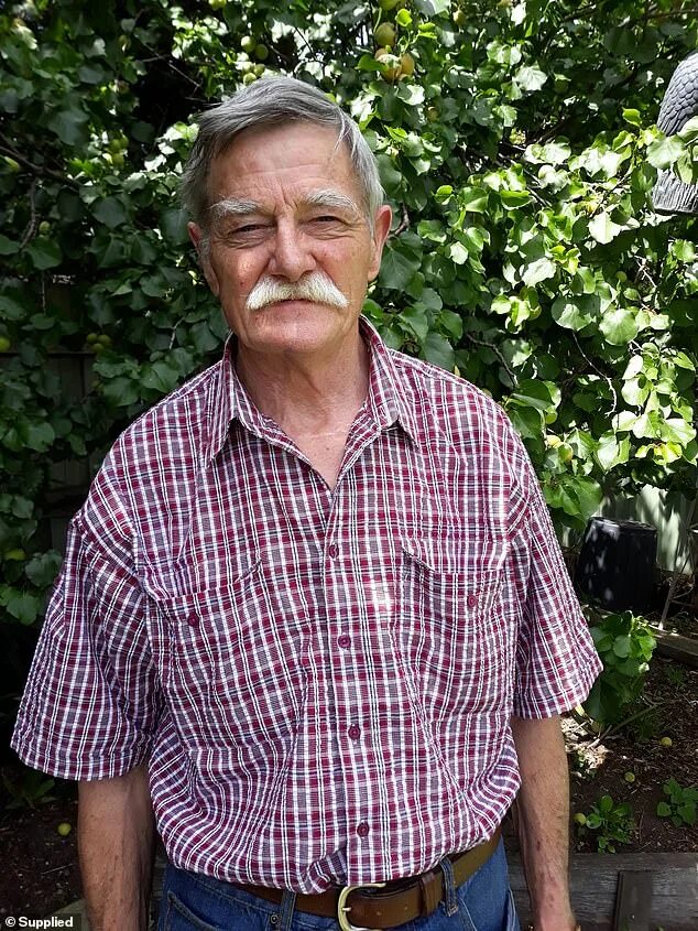 Человек со счетами фото. Мужчина 78 лет. Bills grandfather. Grandfather. Фотосессии с внучкой.