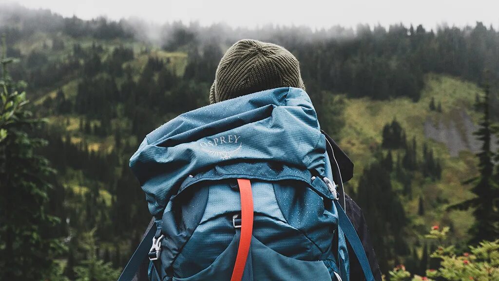 Туризм. Туризм весь мир. Человек с рюкзаком улыбается. Travelling with just a Backpack. Хайкинг это простыми словами