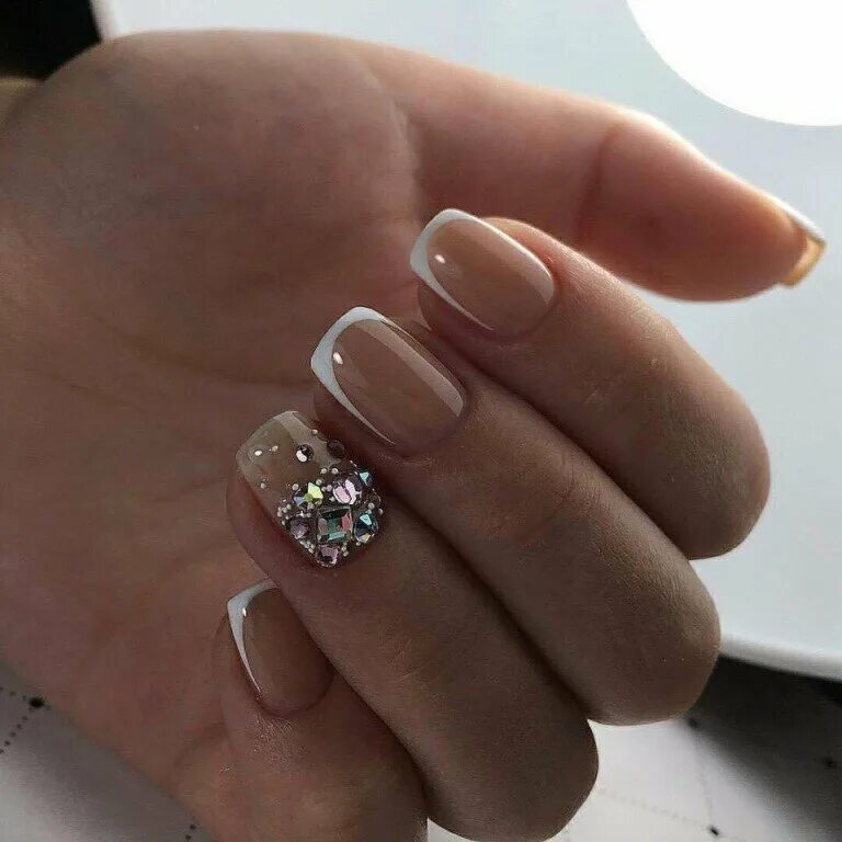 Красивый дорогой маникюр. Нежный педикюр. Палец со стразами. Маникюр со стразами на безымянном пальце. Палец со стразами.