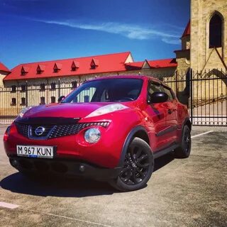 Nissan красный