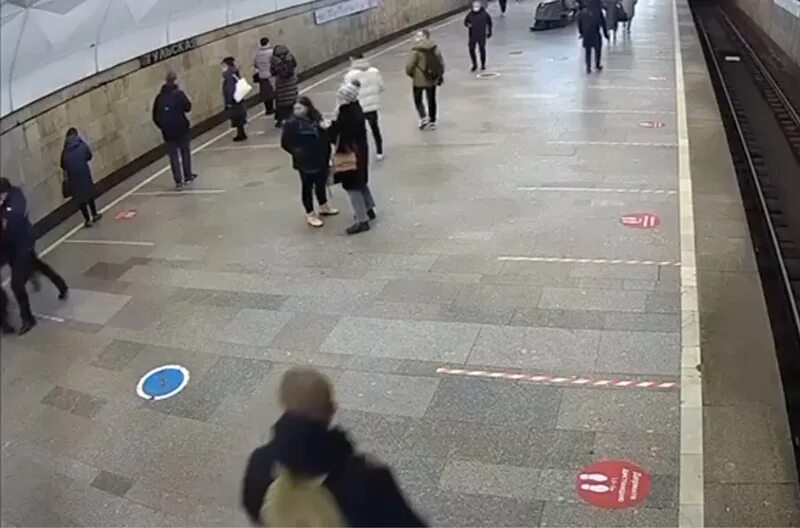 Таджикский метро. Таджик напал на полицейского в метро. Полиция в метро. Напавшим на полицейских в метро грозит до пяти лет тюрьмы.