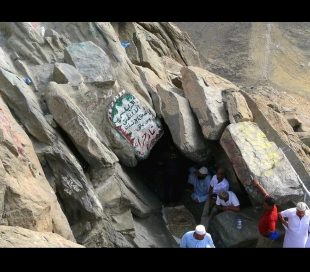 Гора джабаль ан-нур в мекке. Джабаль ан нур пещера хира. Первое откровение мухаммаду. Что было первым откровением ниспосланный пророку мухаммаду. Первое откровение мухаммаду.