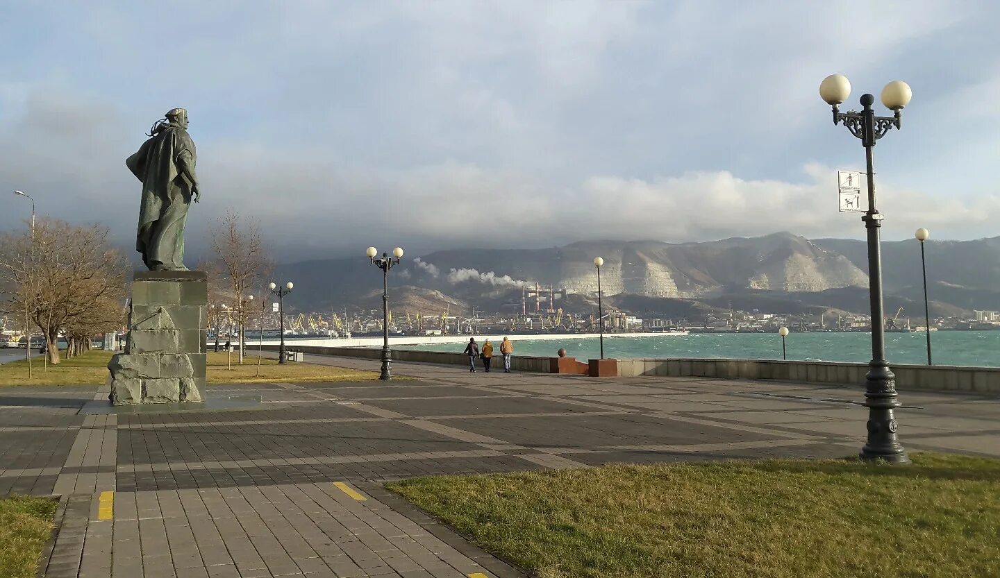 Новороссийск novorossiysk море. Набережная Нептун Новороссийск. Море Новороссийск Novorossiysk достопримечательности. Центральный пляж Новороссийск набережная Адмирала. Суджукская коса набережная.