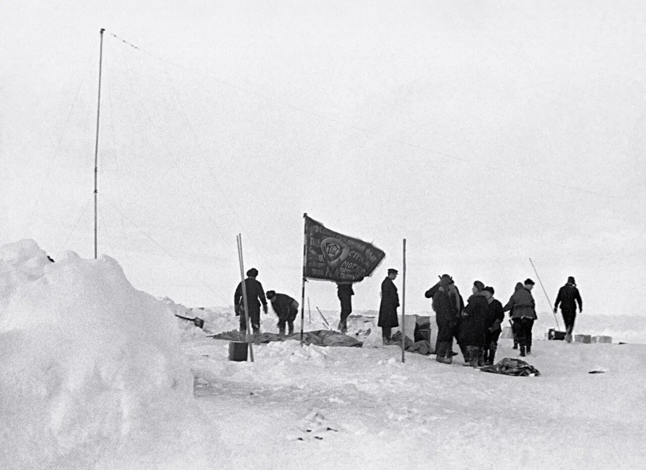 North pole 1. Экспедиция Папанина на Северный полюс 1937. Дрейфующая станция Северный полюс 1. Первая в мире дрейфующая научная станция Северный полюс-1. Первая Полярная Экспедиция Северный полюс.