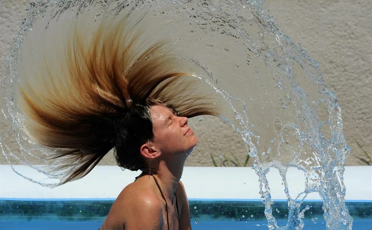 Полет в воздухе. Жара летать. Жара летать. Лето жара. Девушка летает.