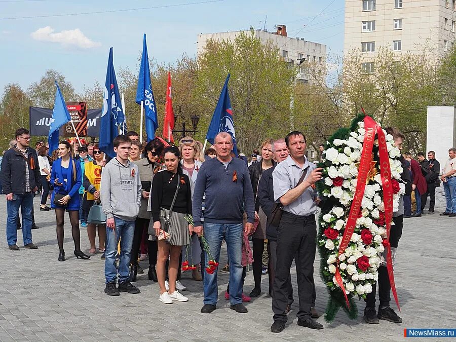 Миасс в память вк. В память Миасс. День Победы Миасс. Мемориал Миасс в память. Возложение венков на 9 мая Череповец 2021.