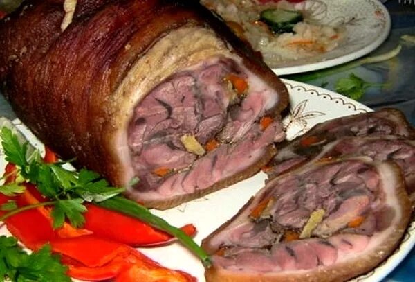 Как вкусно приготовить рулет из рульки. Рулет из свиной рульки в духовке. рулька свиная фаршированная грибами. рулет из рульки свиной запеченный. фаршированная рулька свиная запеченная.