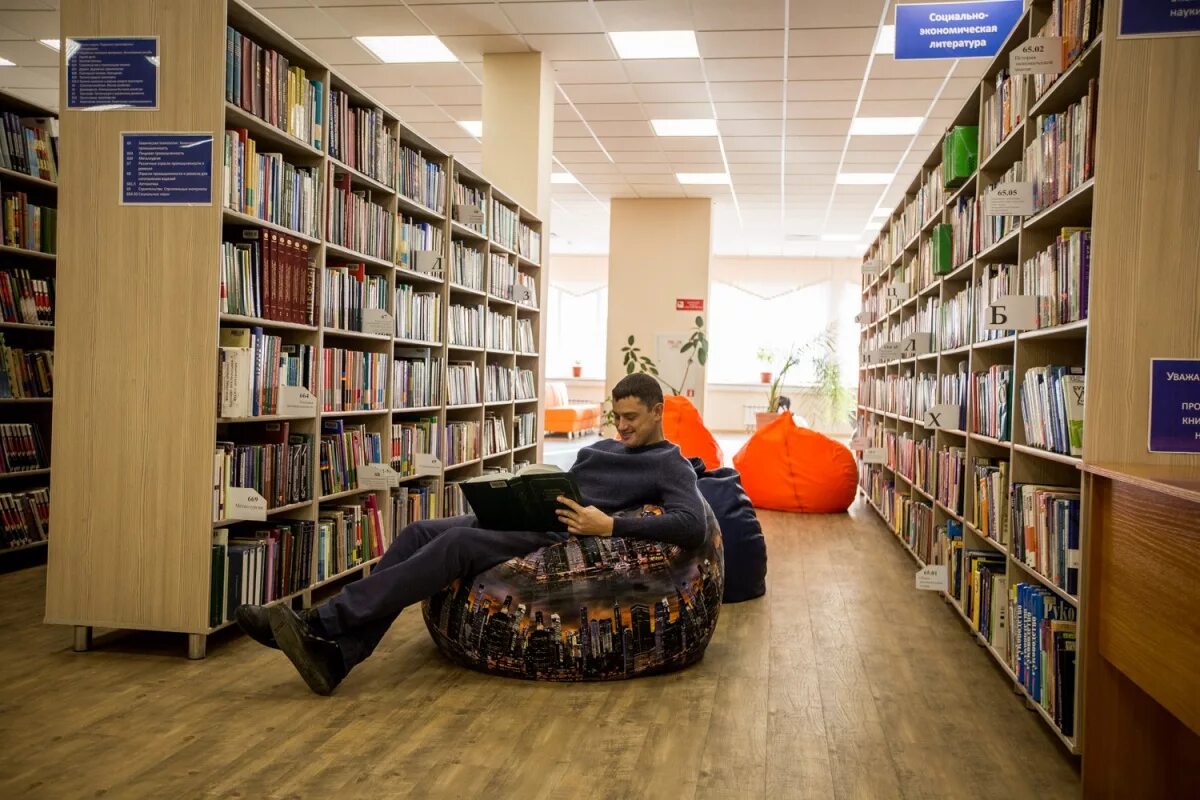 Юношеская библиотека. Библиотека НГТУ Новосибирск. Место библиотекаря. Библиотека вуза. Читальный зал библиотеки с людьми.