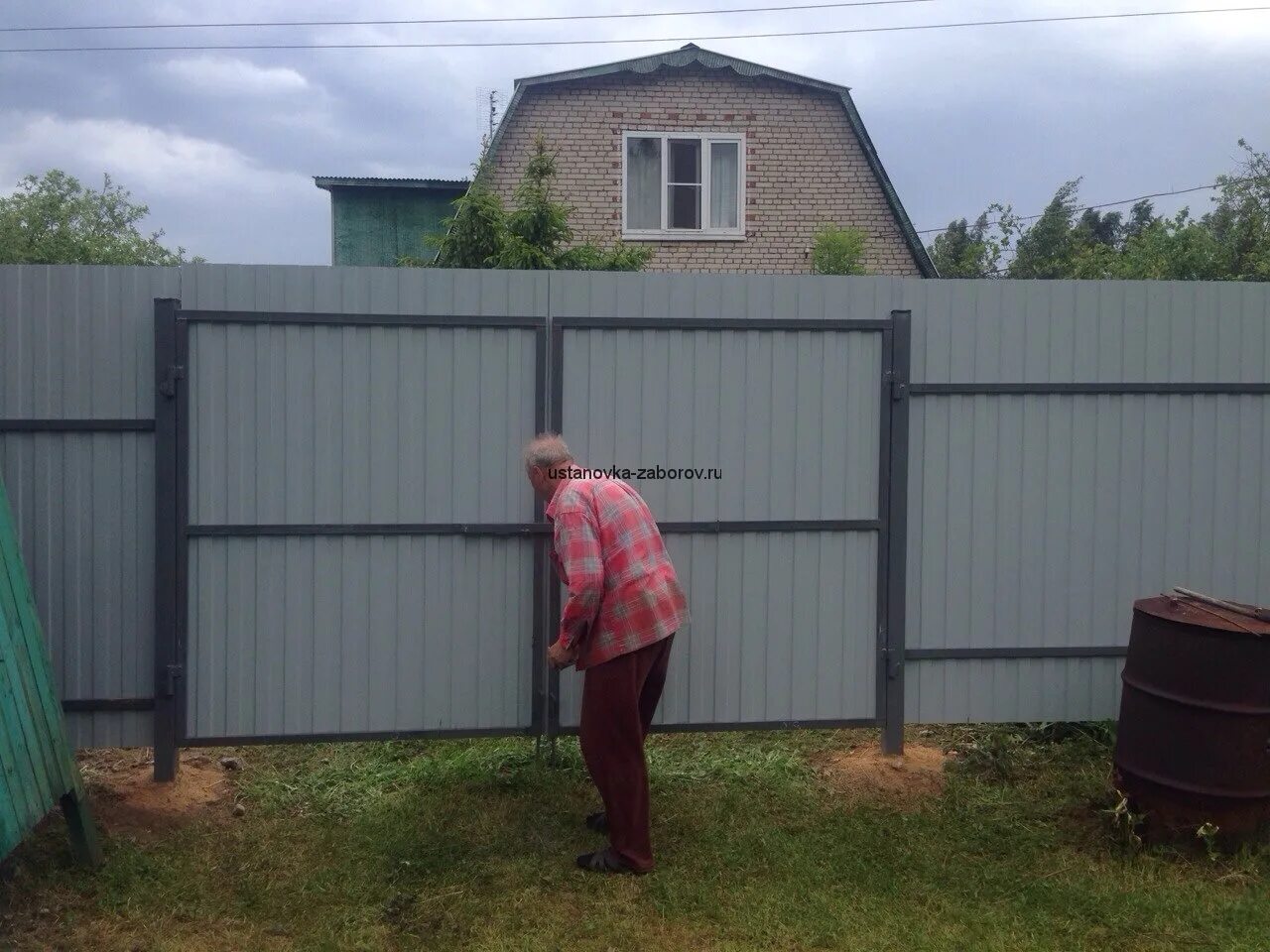 Можно ли поставить забор между соседями. Забор между соседями. Забор между соседями профнастил. Забор из профнастила с соседями. Забор из профнастила на даче между соседями.
