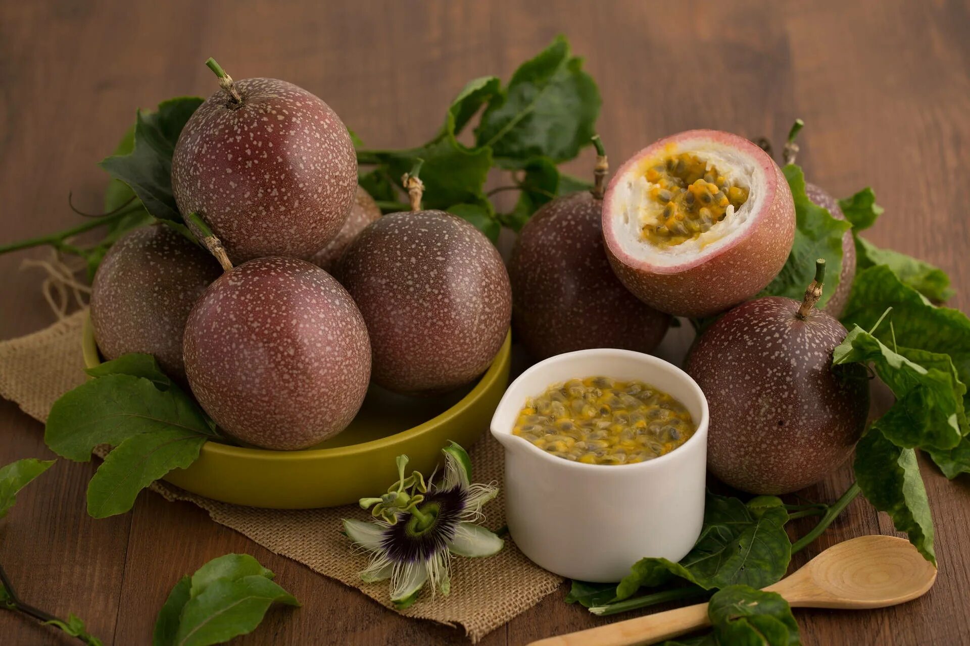 Passion fruit это. Маракуйя. Маракуйя (фрукт). Маракуйя пассифлора. Маракуйя passion Fruit.