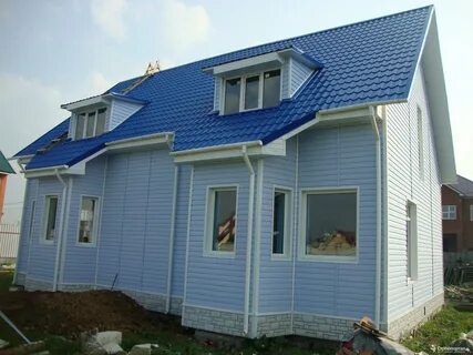 Фасады домов с синей крышей