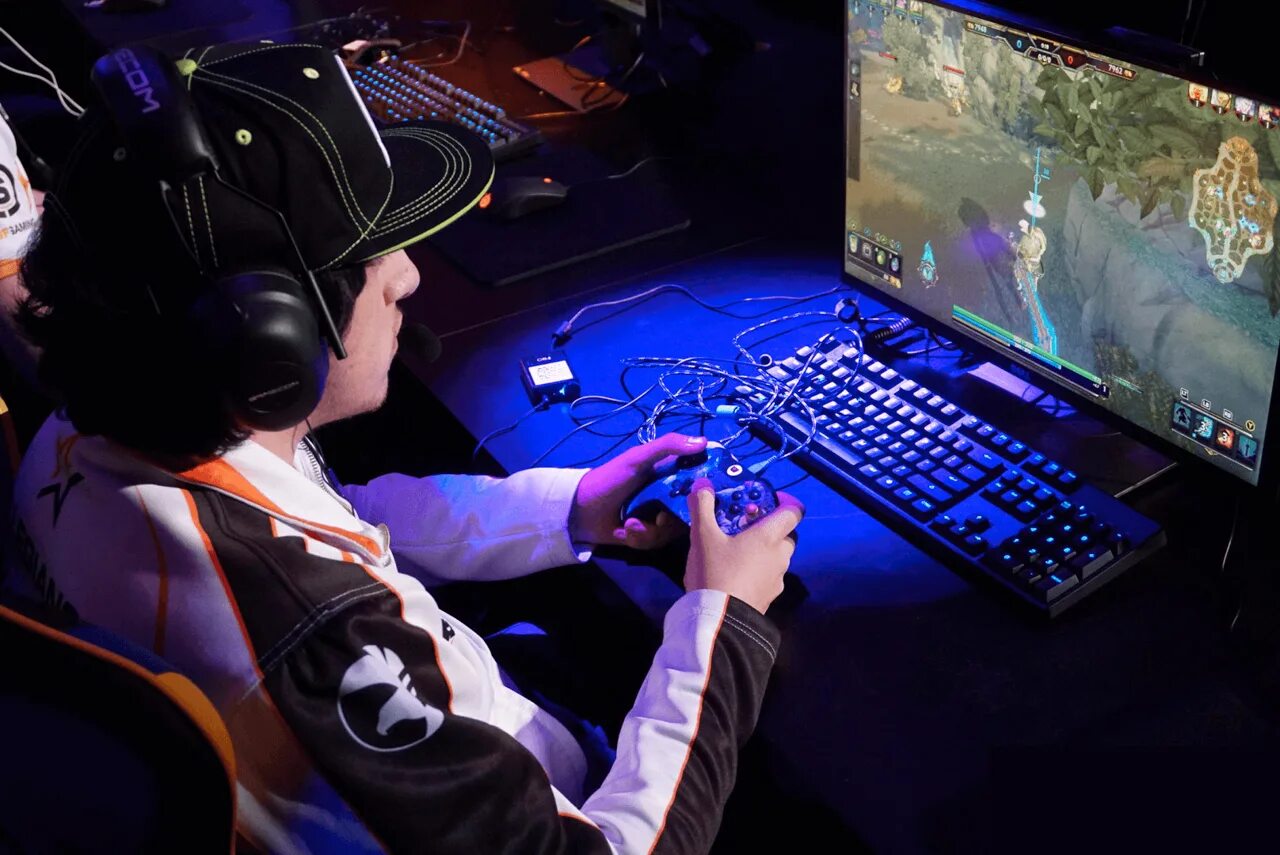 Фото для компьютера на рабочий стол для киберспортсменов. Киберспортсмен во владивостоке. Игрок/вкомпютерные/игры. Сильнейший геймер. Компьютерные игры.