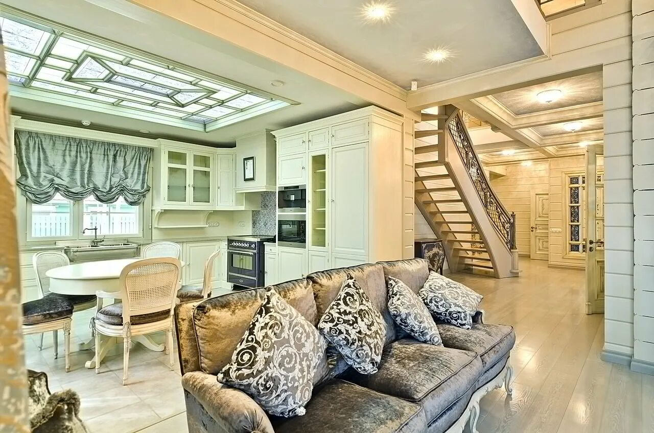 Гостиная в особняке с лестницей. Обустройство дома особняка. Отделка и интерьер загородных домов и коттеджей. Шикарные гостиные комнаты. Особняк георгианский стиль интерьер.