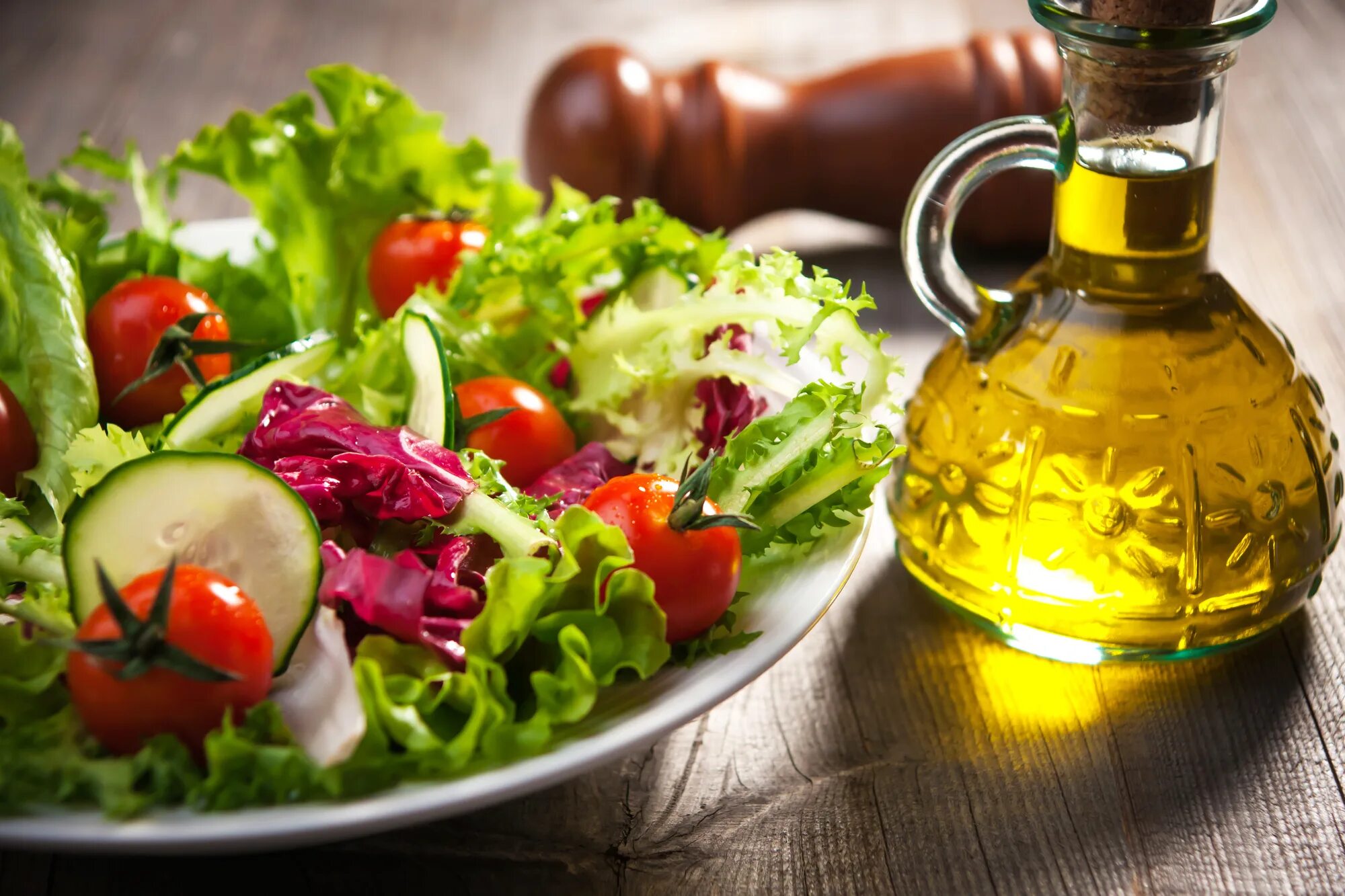Салат с маслом растительным. Овощной салат с оливковым маслом. Оливковое масло для салатов. Салат с подсолнечным маслом. Уксус в салат сколько