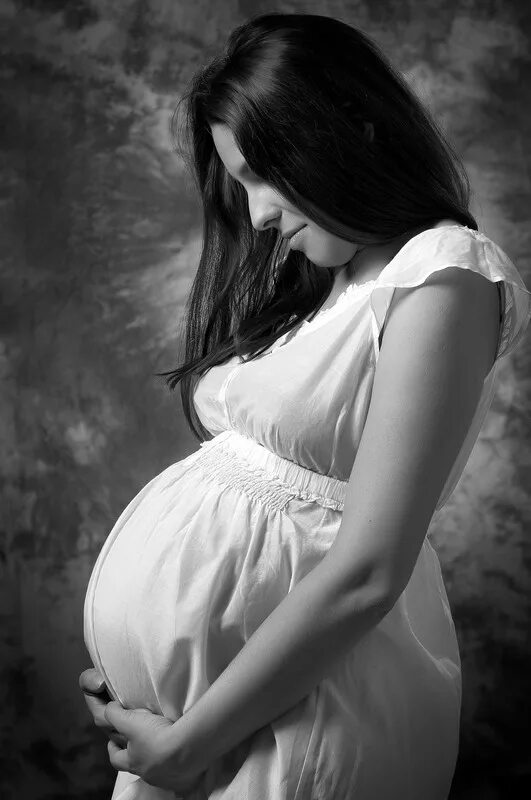 Pregnant brunette. Домашняя фотосессия беременной. Беременская девушка. Фотосессия беременной в боди. Беременская девушка.