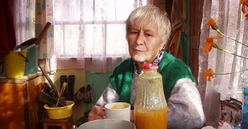 Дочь продает квартиру матери. Кухня у бабушки в деревне. Дом бабушки. Бабушка на кухне. Бабушка на даче.