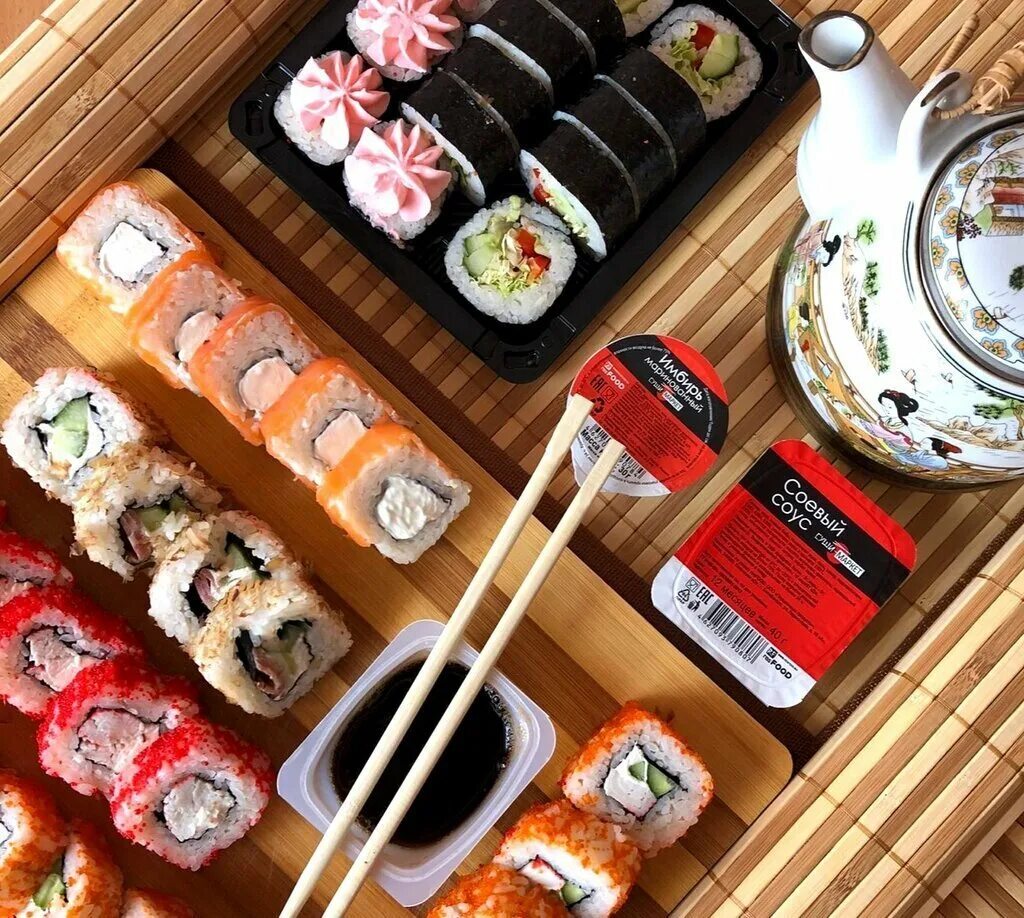 Покажи суши. Изуми Азов суши. Ингредиенты для суши. Красивая выкладка роллов. Суши бар.