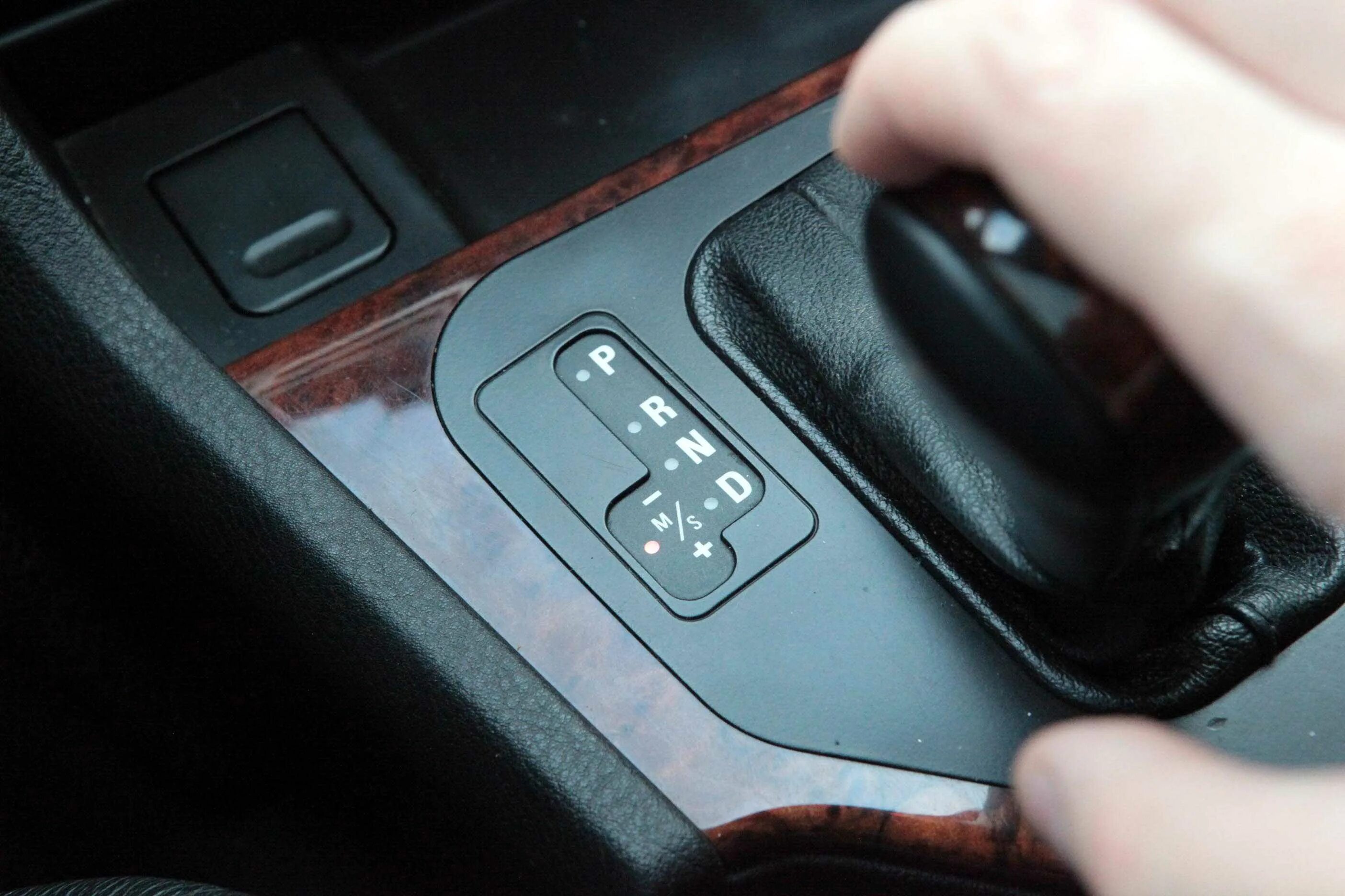 Как включить нейтральную на автомате. Автоматическая коробка переключения передач. Коробка передач автомат обозначения на хендай солярис. Нейтралка на механике. Передачи на коробке автомат.