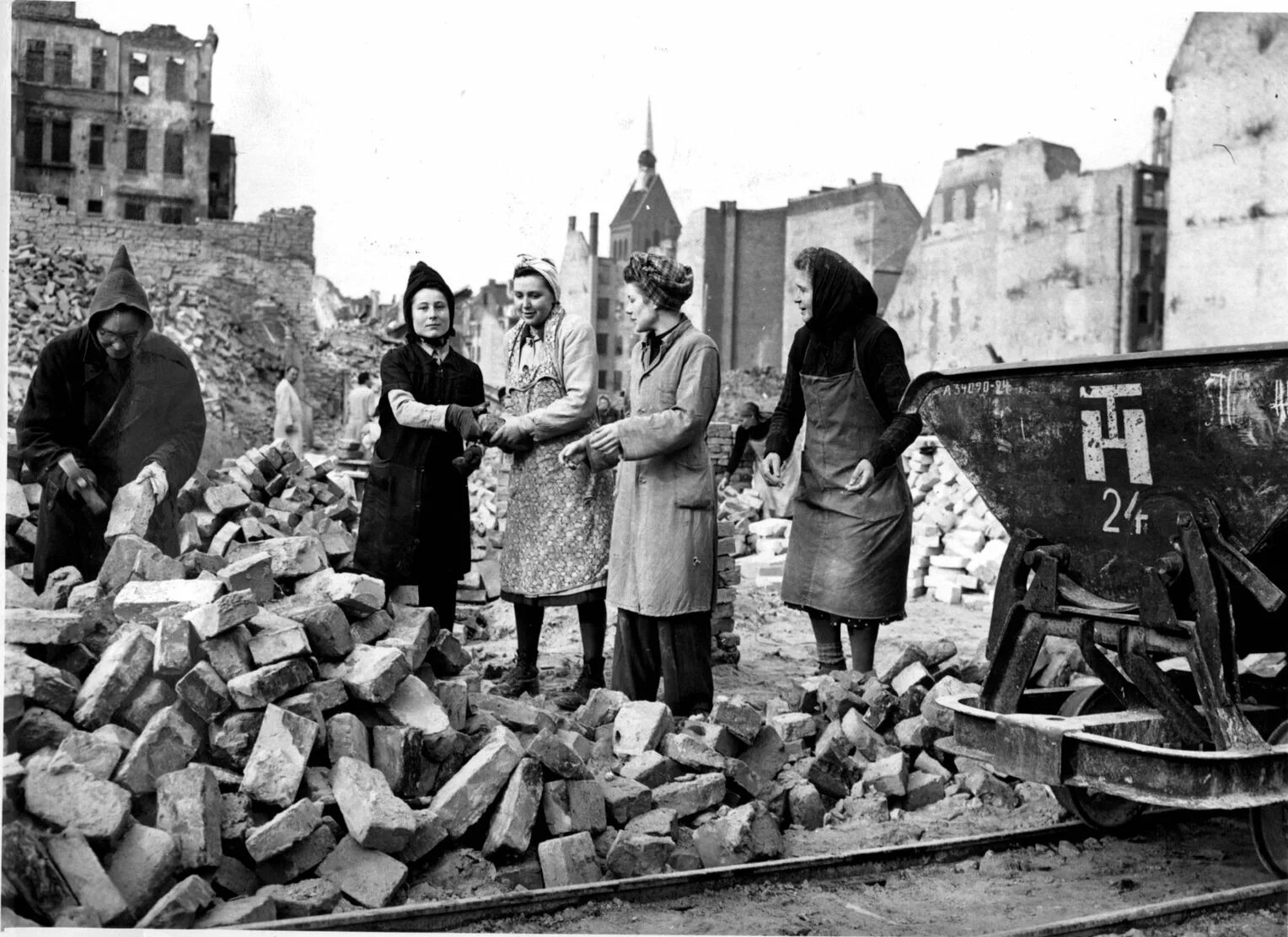 Глагол gefallen в немецком языке употребление. Спряжение глагола gefallen в немецком языке. Глаголы с аккузативом в немецком. Der gefallen. Der gefallen.