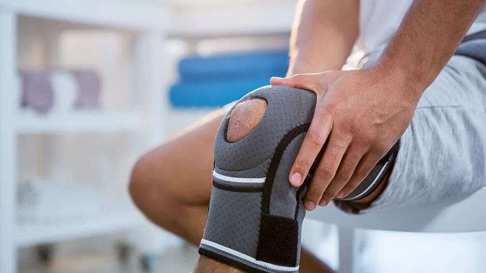 болят суставы. повреждение сустава лечение. травма надколенника коленного сустава. реабилитация после травмы. признаки повреждения медиальной боковой связки коленного сустава.