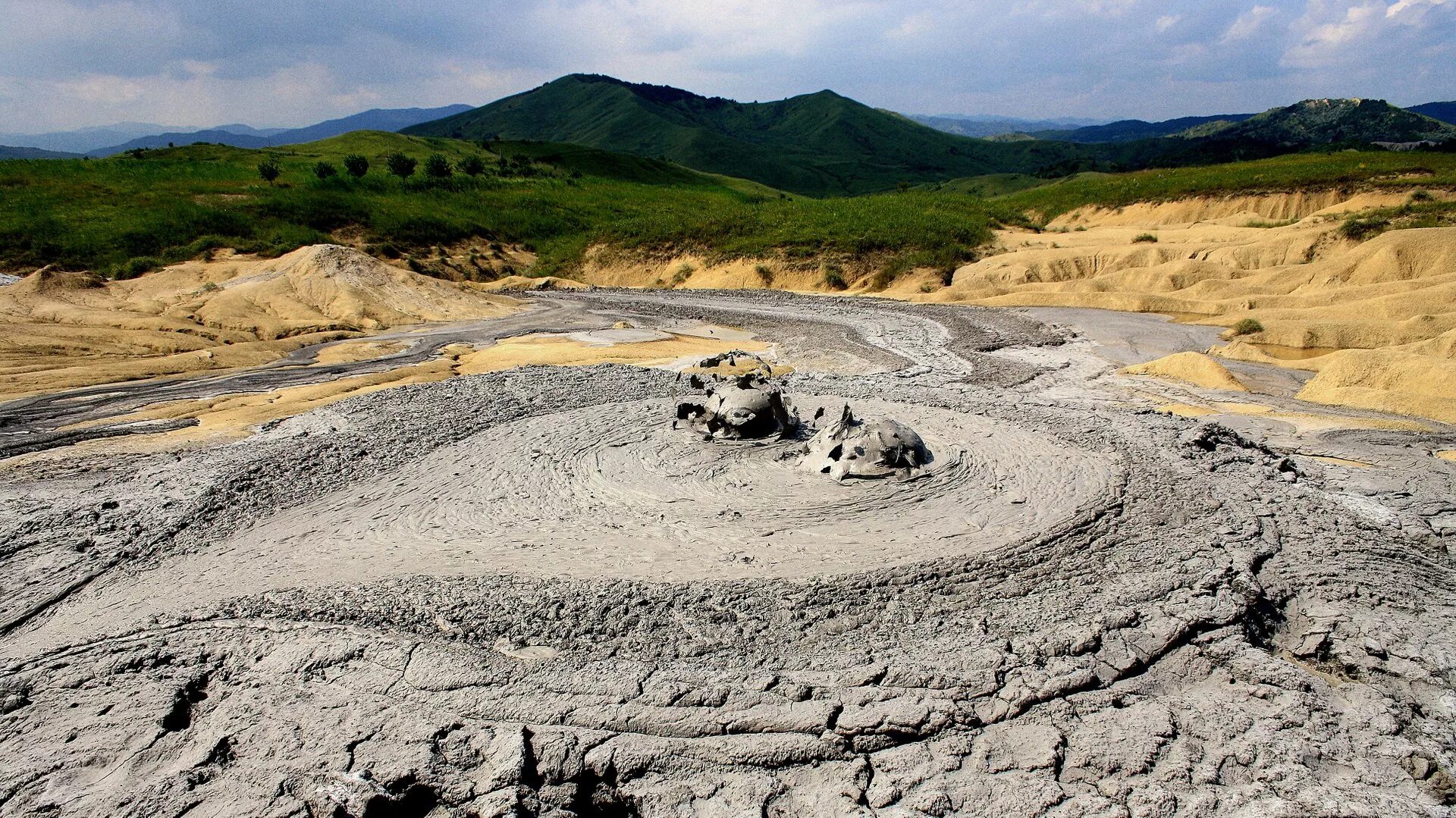 Магунтан грязевой вулкан. Южно-сахалинский грязевой вулкан. Грязевой вулкан пугачевский на острове сахалине. Грязевой вулкан южно-сахалинск зимой. Загадочный грязевой вулкан южно-сахалинский проект.