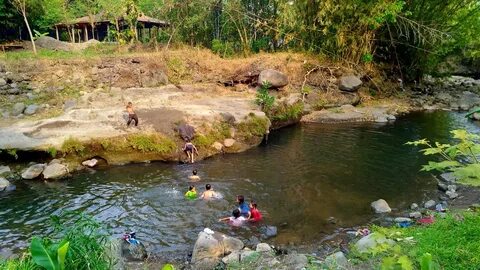 Oiya, ada juga dekorasi lucu yaitu susunan batu-batu yang menjulang tinggi....