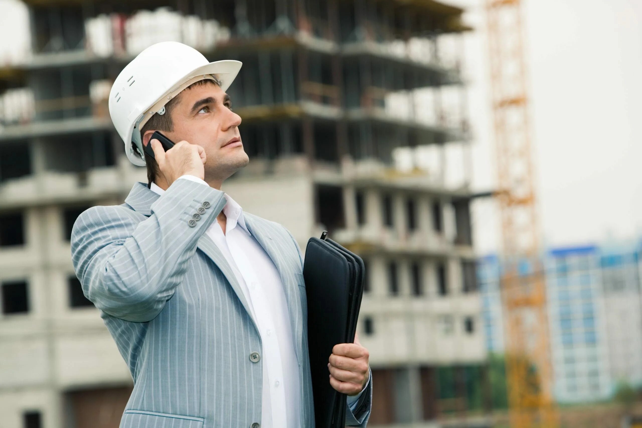 Строительные бизнесмены. Люди на стройке. Бизнесмен на стройке. Инженер пто. Строитель зданий и сооружений.