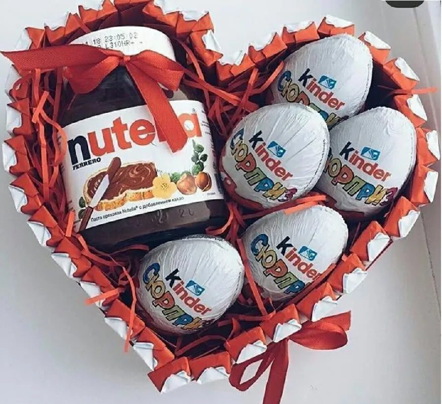 Сладости в коробке подарок для девушки. Коробка киндеров. Киндер яйцо упаковка. Коробка киндеров. Коробка киндеров.