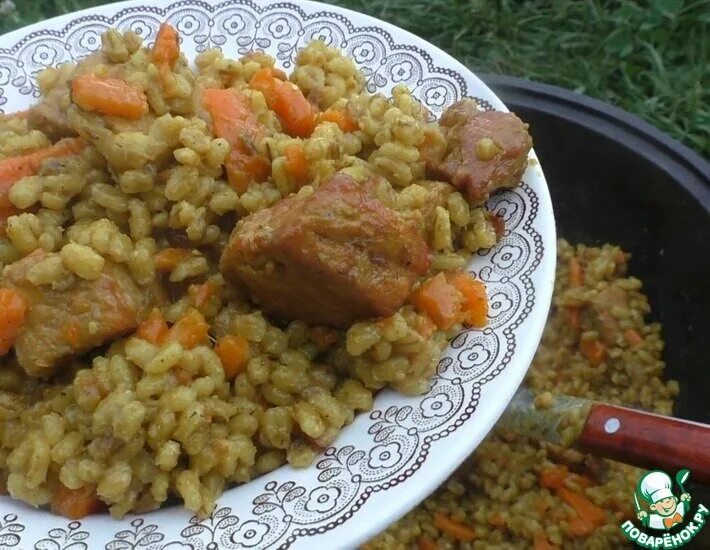 Перловка с мясом в афганском казане. Плов в афганском казане. Зажарка для перловки. Вкусная перловка с мясом. Гречка по-купечески с индейкой.