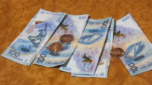 Пластиковые 100 рублей. Пластиковые деньги 100 рублей. Сто рублей. Олимпийские 100 рублей. Пластиковые деньги 100 рублей.
