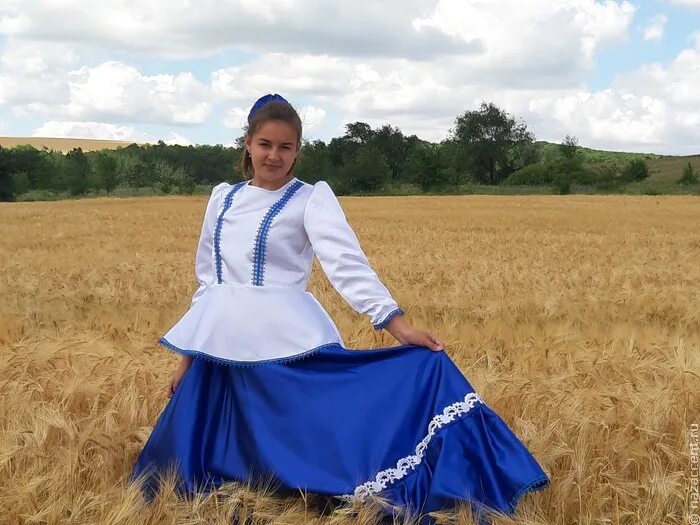 Казачий ансамбль этнос кубани. Казачка в поле. Казачий костюм кубанских казаков. Казачка какая область. Культура казаков.