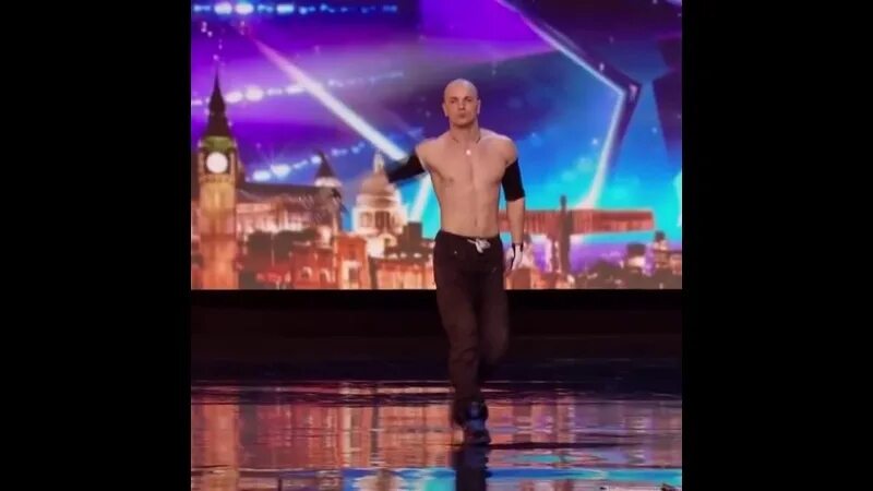 Талант танцы. На шоу талантов парень. На шоу талантов парень. На шоу талантов парень. Katy perry american idol kiss.