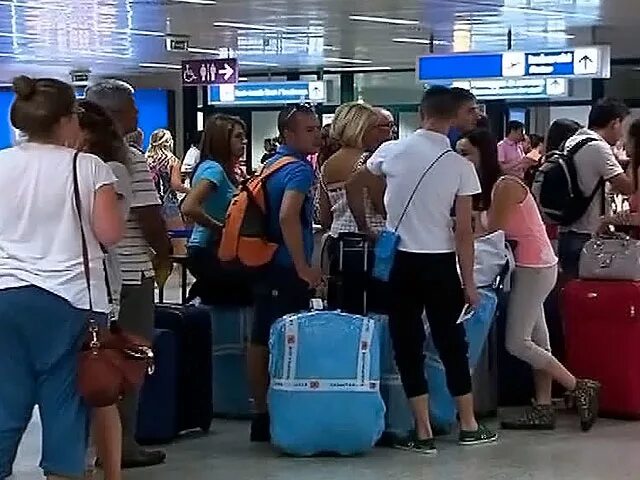 Ситуации в аэропорту. Очередь в аэропорту. Пассажиры в аэропорту. Ситуации в аэропорту. Пассажиры в аэропорту домодедово.