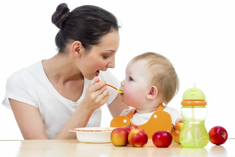 Мама кормит малыша. Питание детей раннего возраста. Еда для детей. Питание детей до 3 лет.