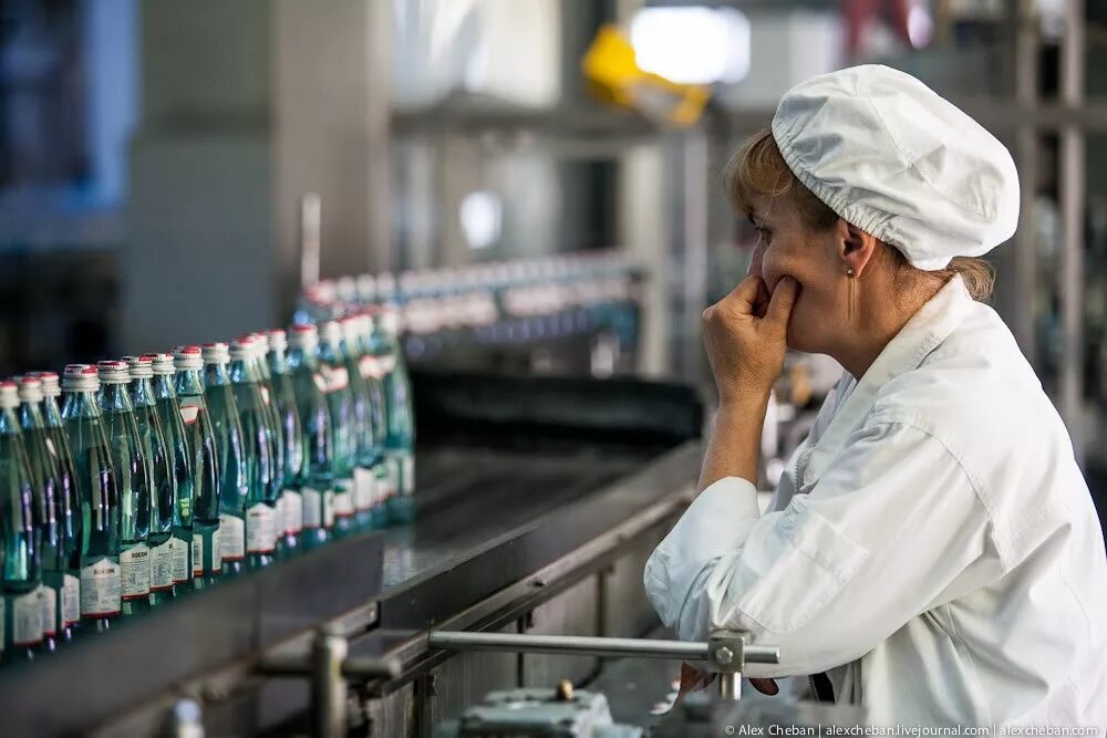 Завод по производству минеральной воды в анкаване армения. Как делают минеральную воду. Боржоми минеральная завод. Боржоми вода завод. Фото цеха по розливу минеральной воды.