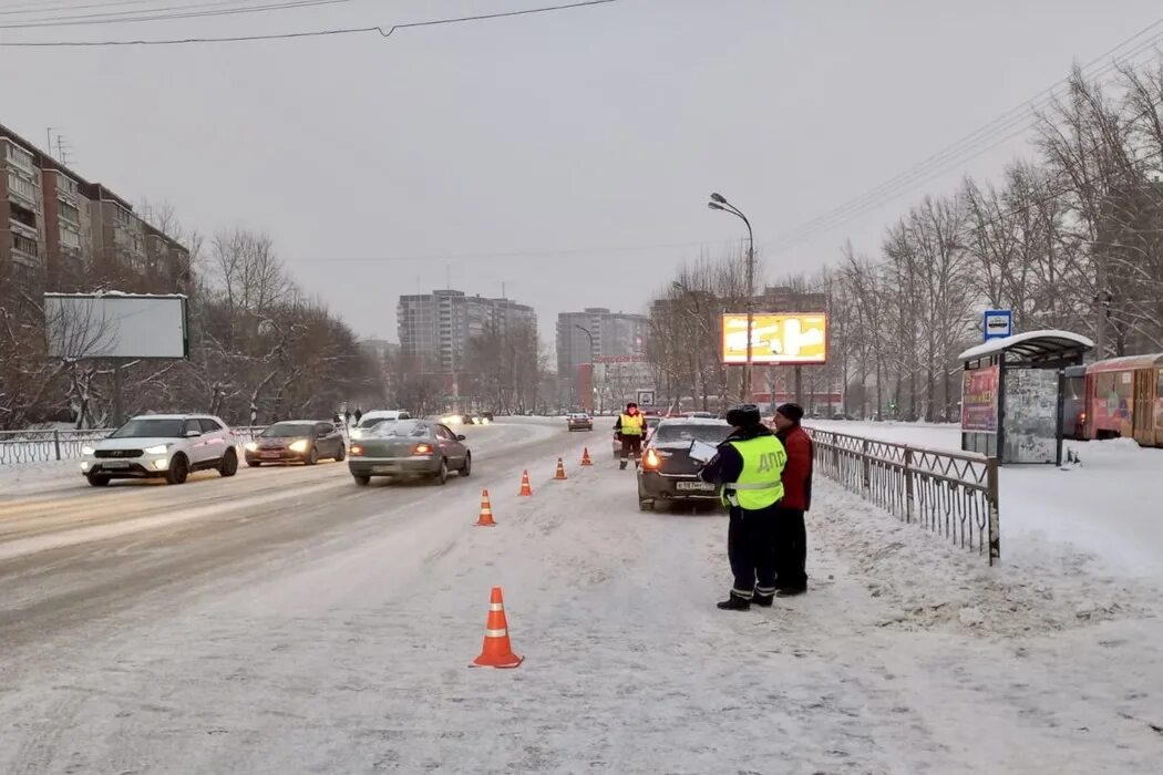 В Екатеринбурге сбили девочку на пешеходном переходе. ДТП декабрь Сыромолотова Екатеринбург. Сбили на пешеходном переходе фото. 23 декабря 2014 г
