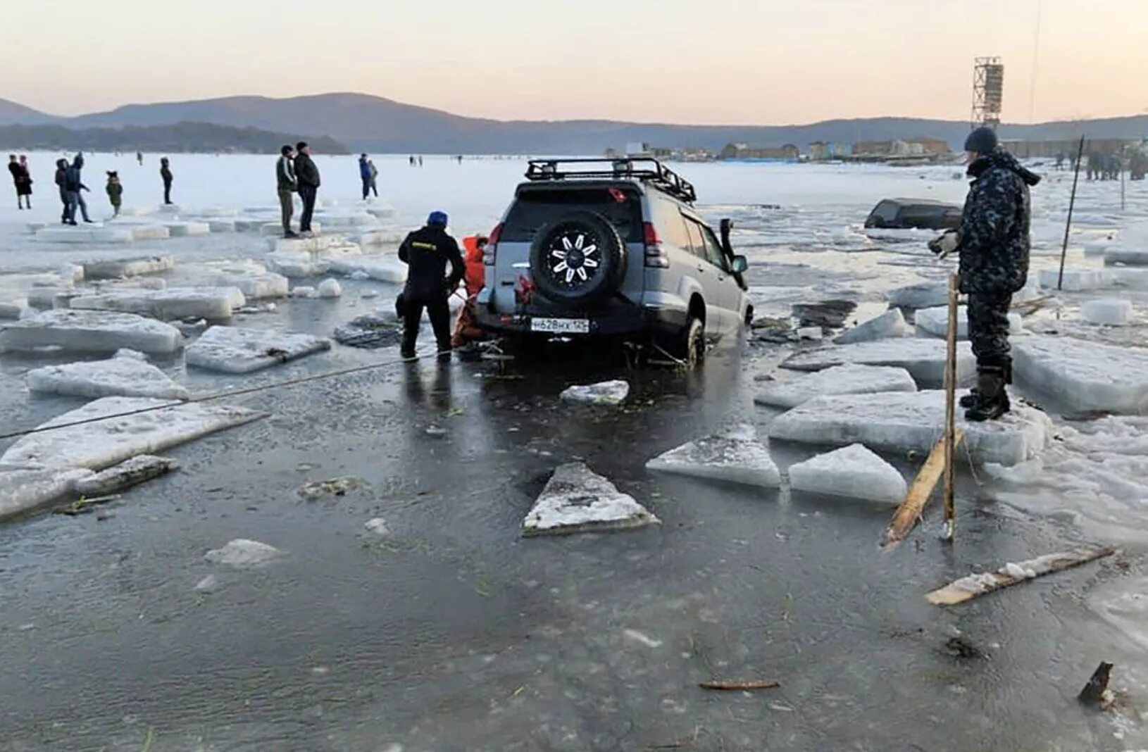 Можно на машине на лед. Автомобиль провалился под лед. Автомобиль ушел под лед. Машина затонула на льду. Машины провалились под лед во Владивостоке.